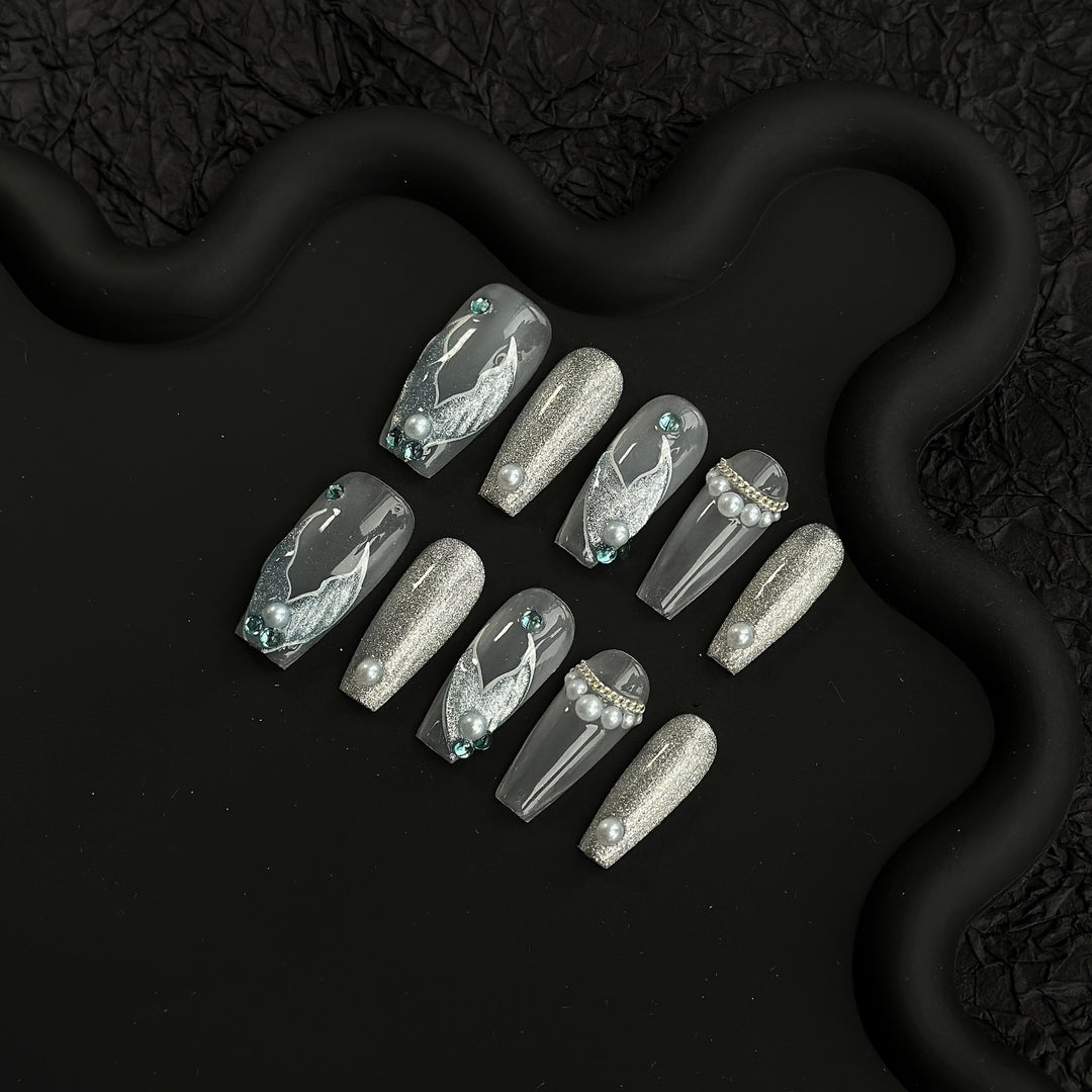 Glamouröses Press-On-Nail-Art-Set mit funkenspritzenden Akzenten und dekorativen Perlen