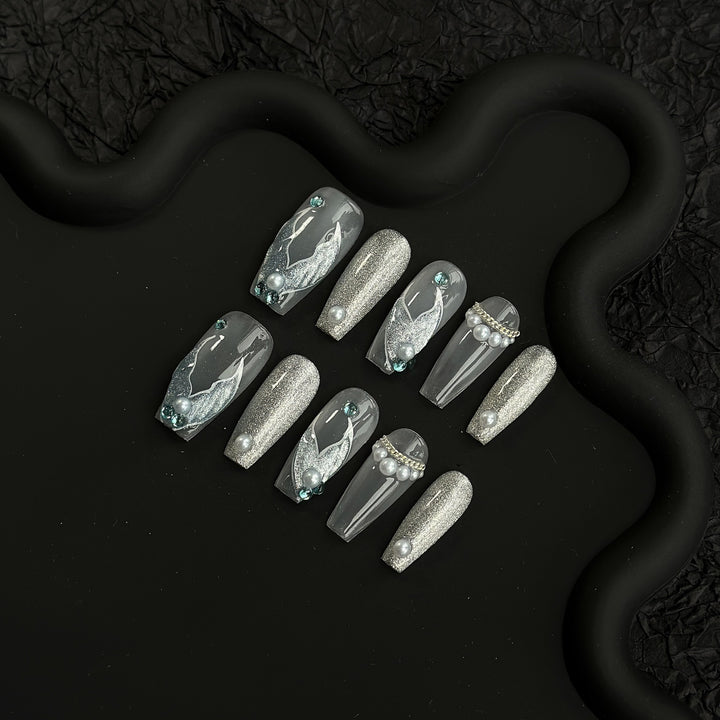 Glamouröses Press-On-Nail-Art-Set mit funkenspritzenden Akzenten und dekorativen Perlen