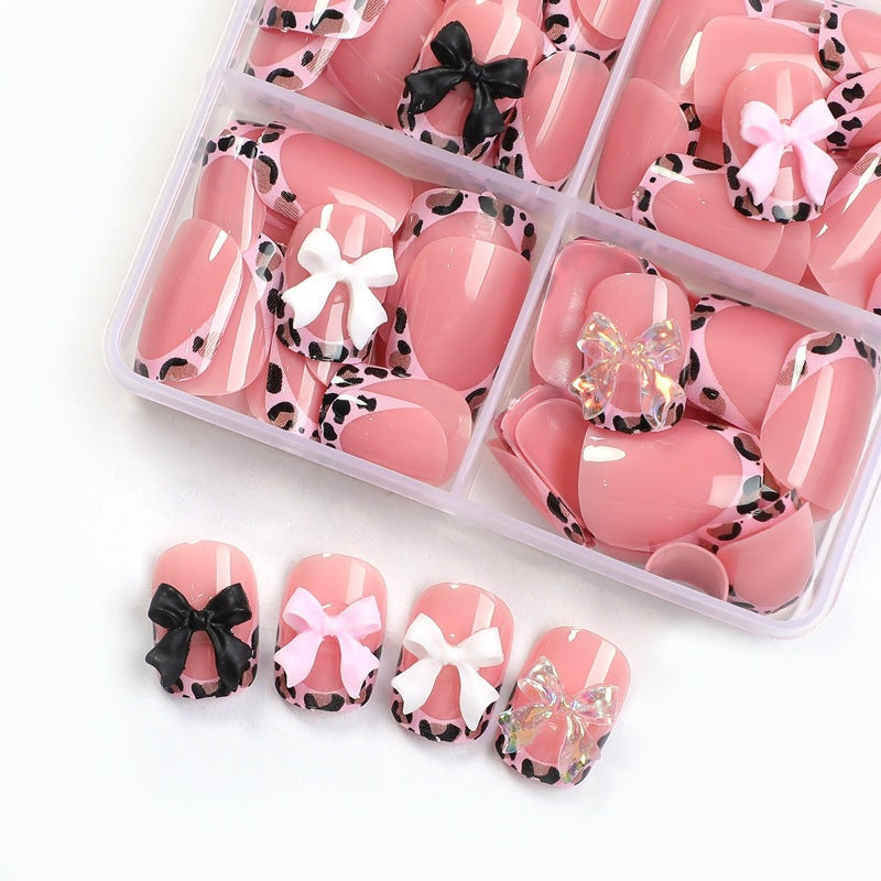Kunstnagelset mit bunten Schleifen- und Leopardenmotiven Karnz