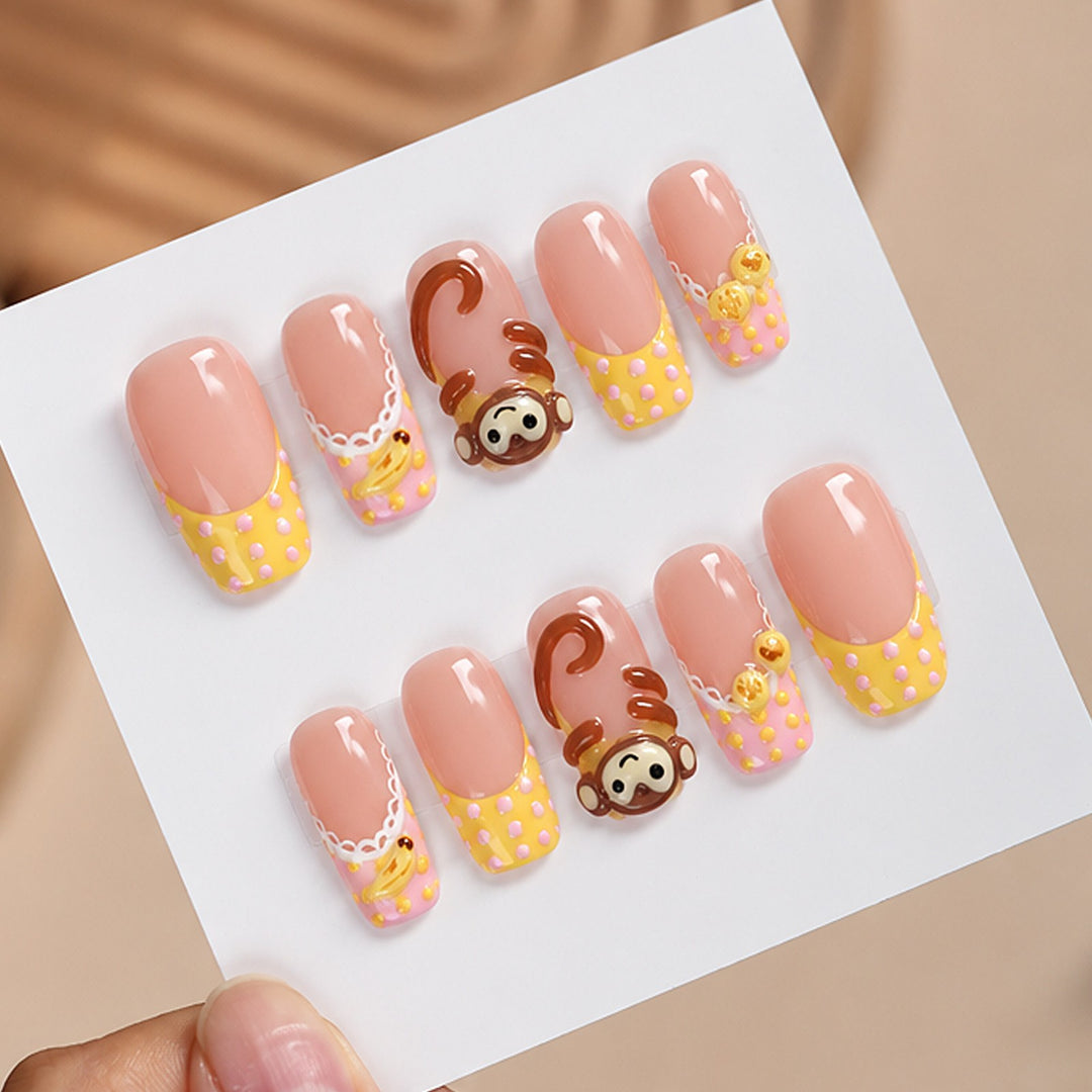 Kunstnagelset mit verspielten Tiermotiven und eleganten Verzierungen Karnz