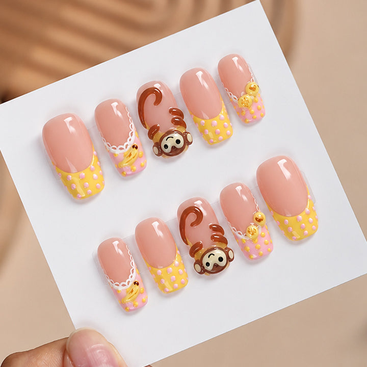 Kunstnagelset mit verspielten Tiermotiven und eleganten Verzierungen Karnz