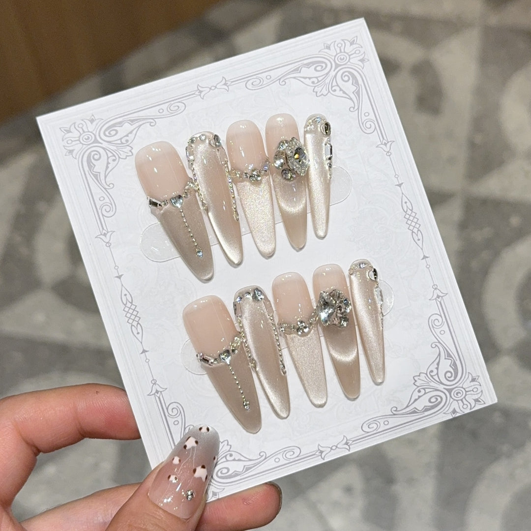 Glamouröse Nagelspitzen mit Strass- und Glitzereffekten Karnz