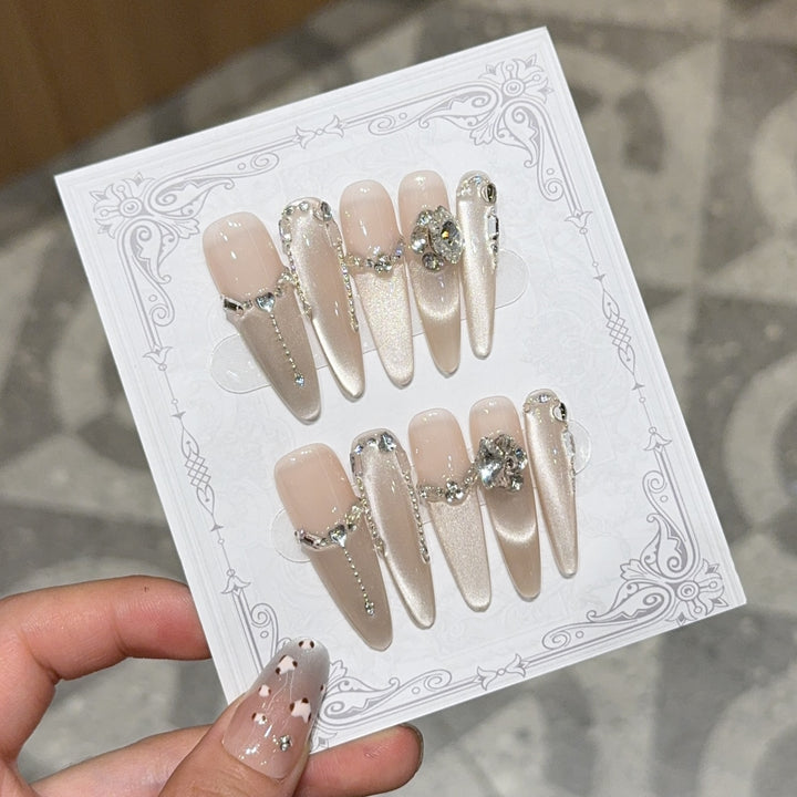 Glamouröse Nagelspitzen mit Strass- und Glitzereffekten Karnz