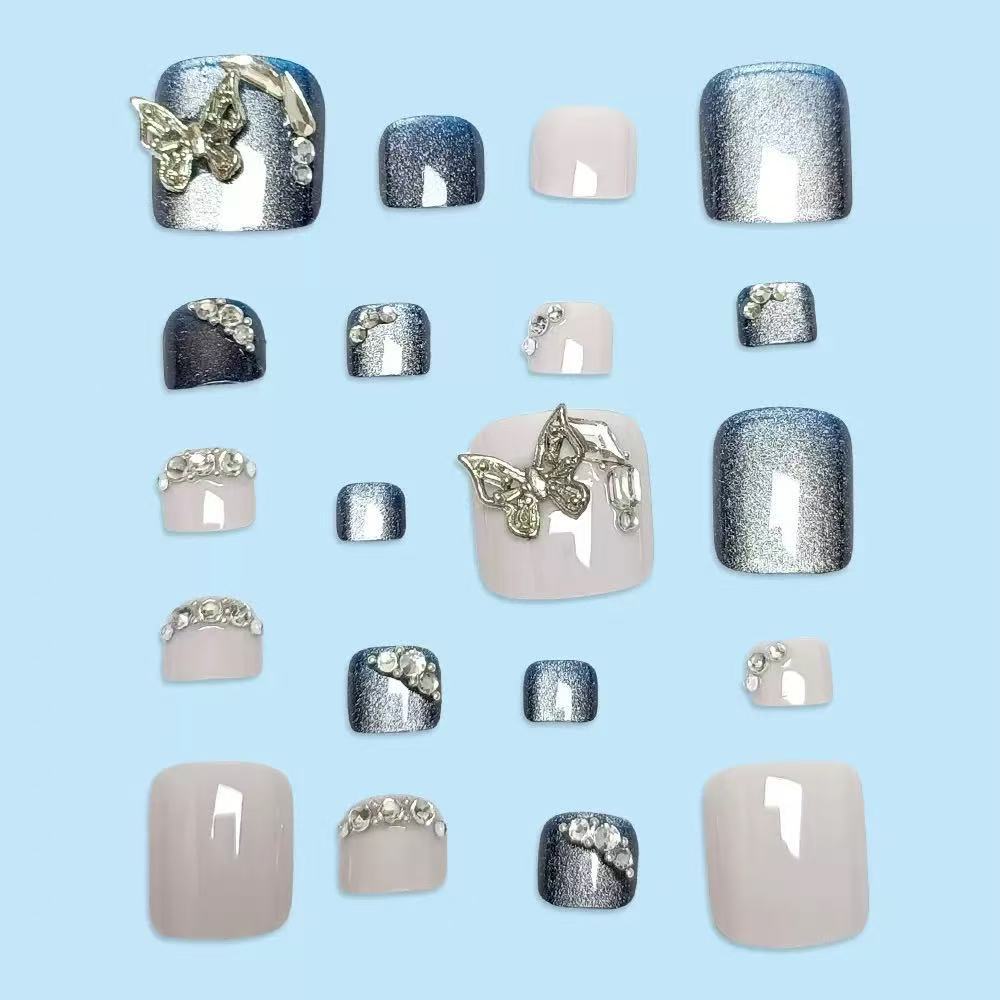 Kunstnagelset mit eleganten 3D-Verzierungen und Glitzer Akzenten Karnz