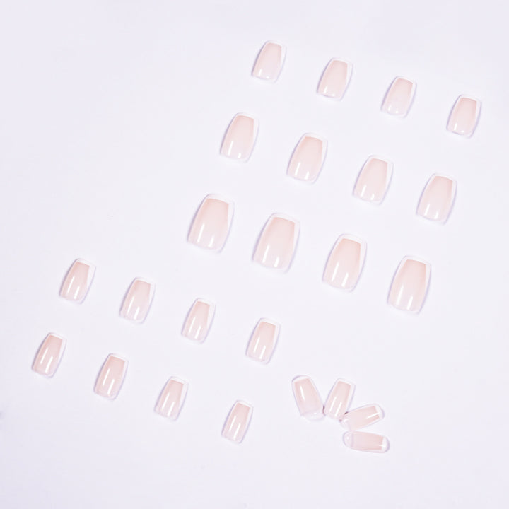Elegante Nagelverlängerungen mit French-Tip Karnz