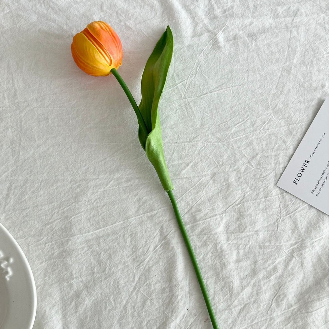 Realistische Kunst-Tulpenblumenstilkel