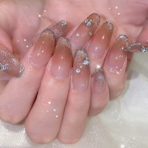 Glamouröse Kunstnägel mit Glitzer und Strass-Akzenten Karnz