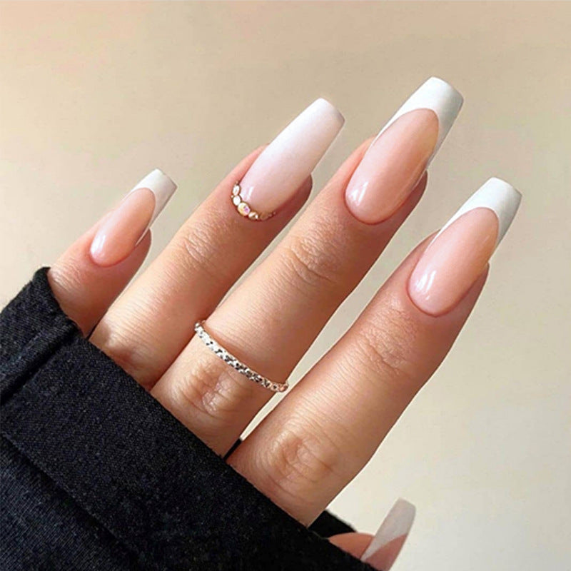 Elegantes Kunstnagelset mit Hochglanz- und French-Spitzen Karnz