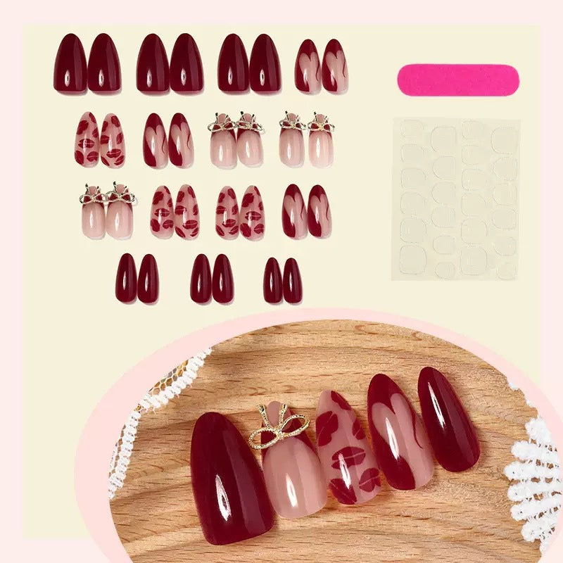Kunstnagelset mit eleganten Lippenmotiven und Schleifenverzierungen Karnz