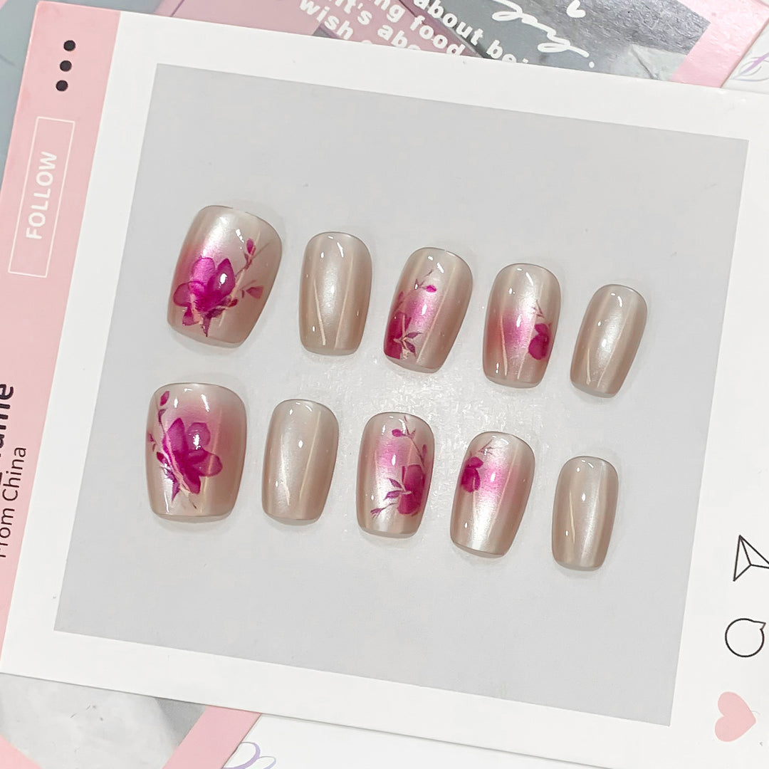 Künstliche Nagelspitzen mit floralen Akzenten Karnz