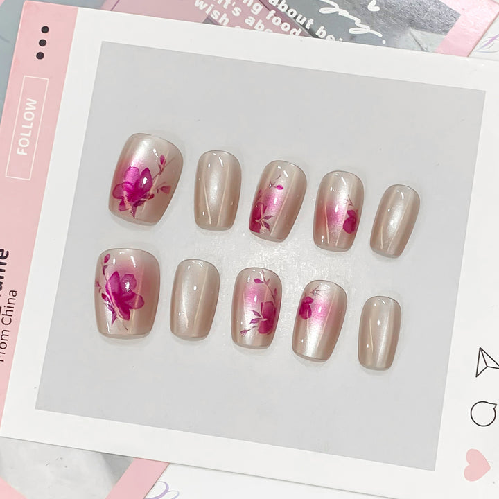 Künstliche Nagelspitzen mit floralen Akzenten Karnz