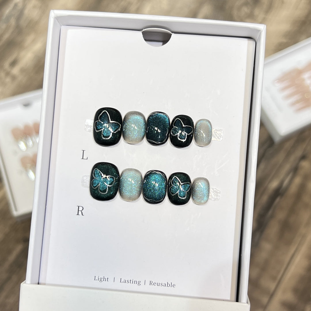 Dekoratives Press-On Nagelkunstset mit Schmetterlings- und Glitzerakzenten Karnz