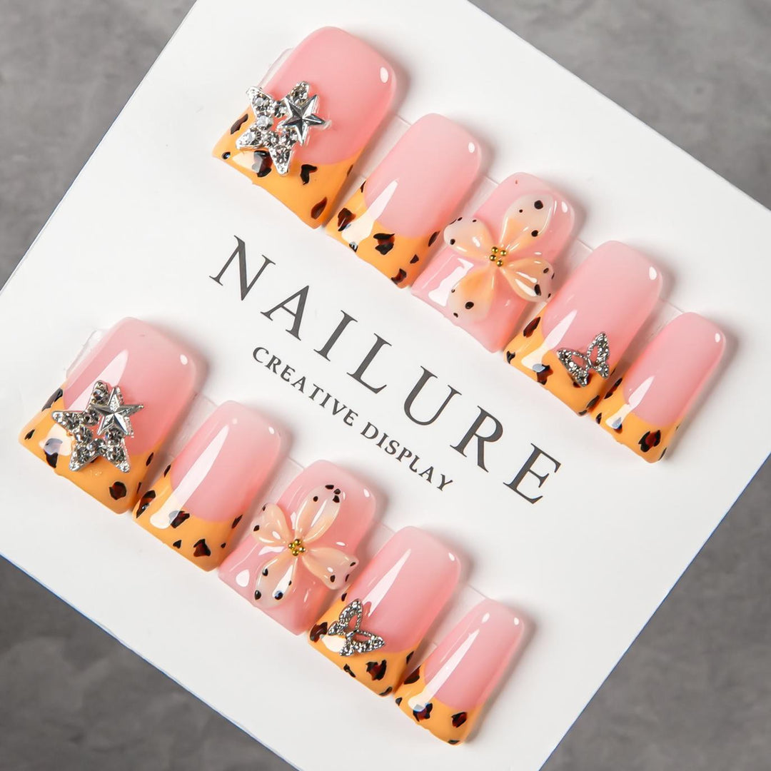 Dekoratives Press-On Nagelset mit floralen und Schmuckakzenten