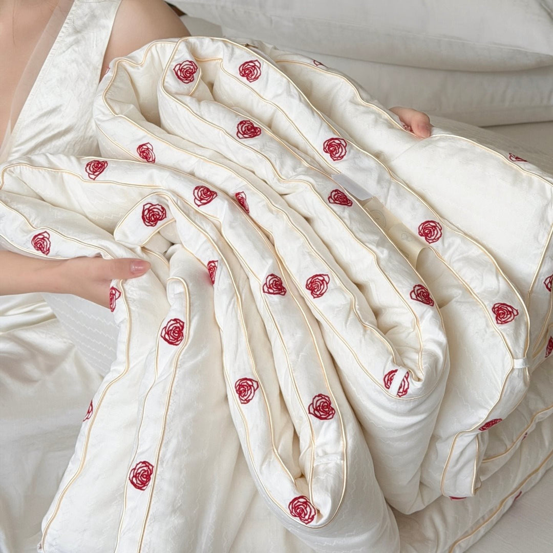 Steppbett aus Baumwollsatin mit gestickter Rosenborte