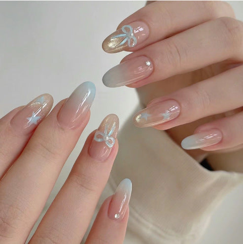 Kunstnägel mit Elegantem Ombre-Effekt und Dekorativen Akzenten Karnz