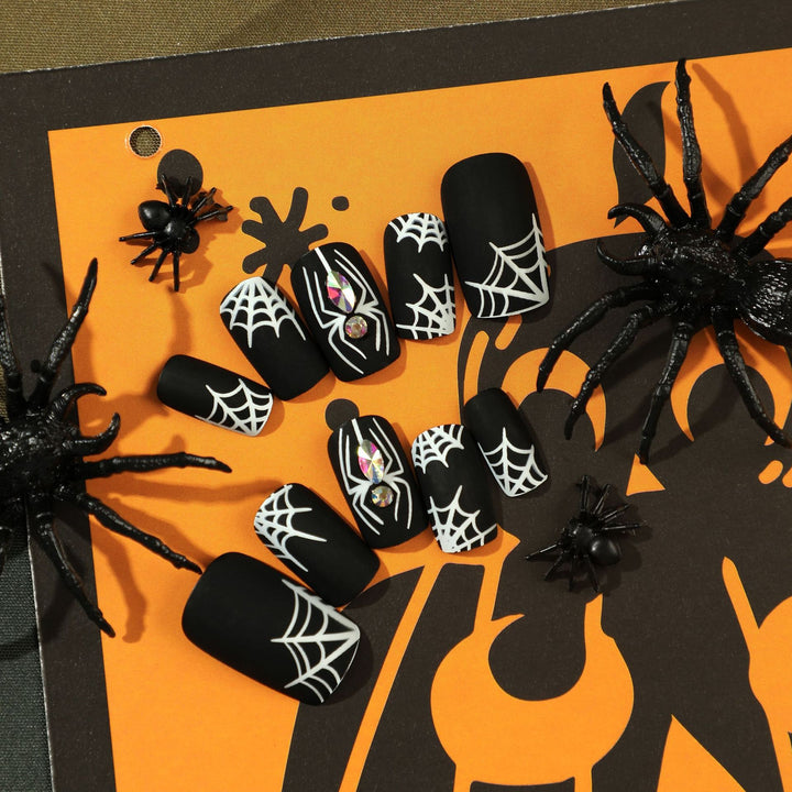 Kunstvolle Nagelverlängerungen mit Spinnen- und Spinnennetzdesign Karnz