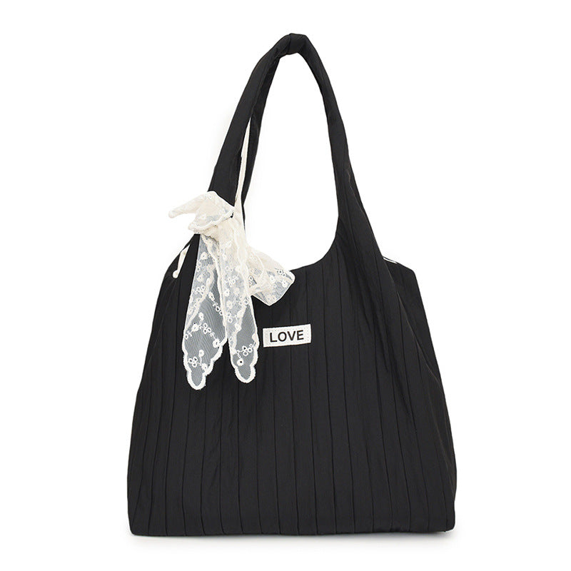 Freizeit-Tasche mit Strukturiertem Design und Verspieltem Schal Karnz
