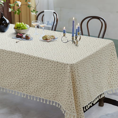 Rechteckige Tischdecke aus Baumwoll-Leinenmischung mit zartem Blumenprint und Quasten