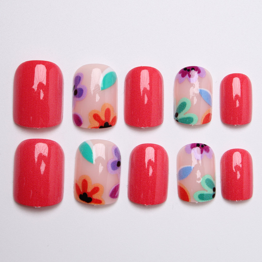 Kunstvolle Nagelspitzen im floralen Design Karnz