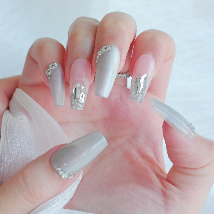 Glamorous Press-On Nagelset mit eleganten metallischen Akzenten