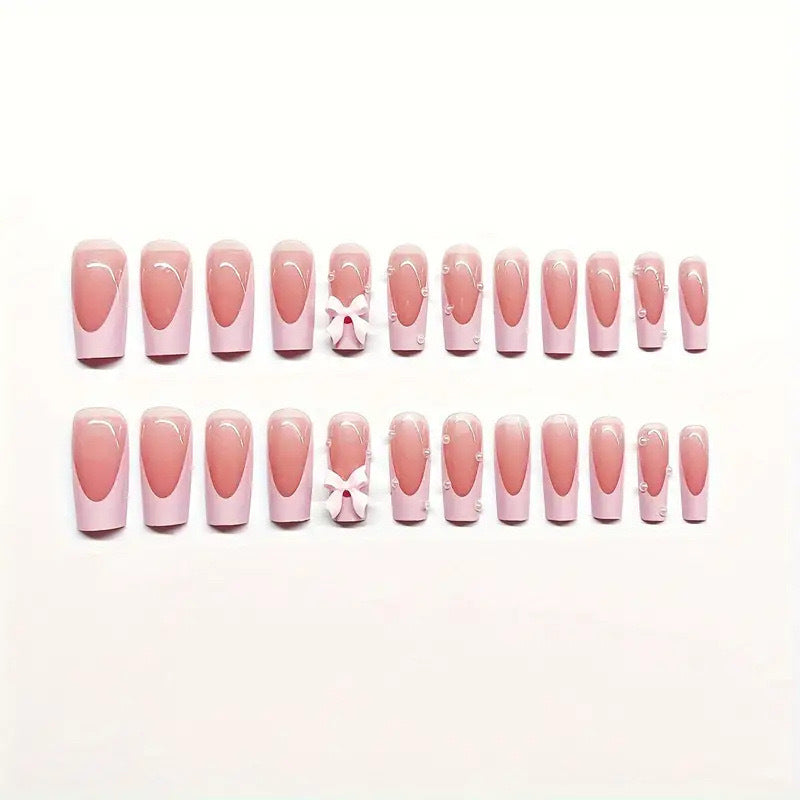 Kunstnagelset mit romantischen Schleifen- und Glitzerdetails Karnz