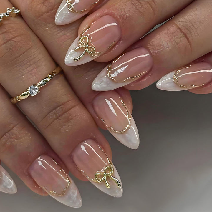 Kunstnagelset mit eleganten Spitzen und zarten Verzierungen Karnz