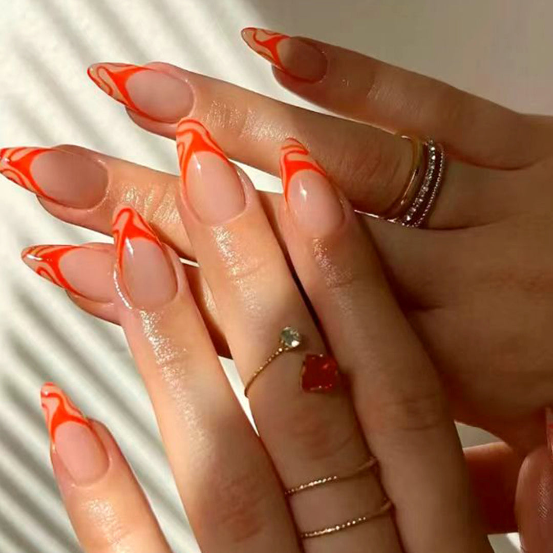 Kunstvolle Stiletto-Nägel mit marmoriertem Design Karnz