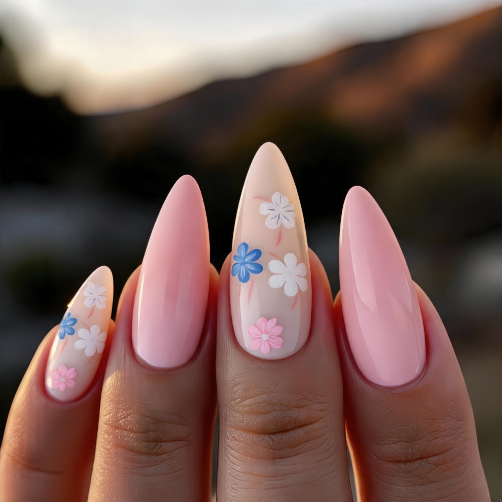 Kunstvolle Nagelverlängerungen mit Blumenmuster Karnz