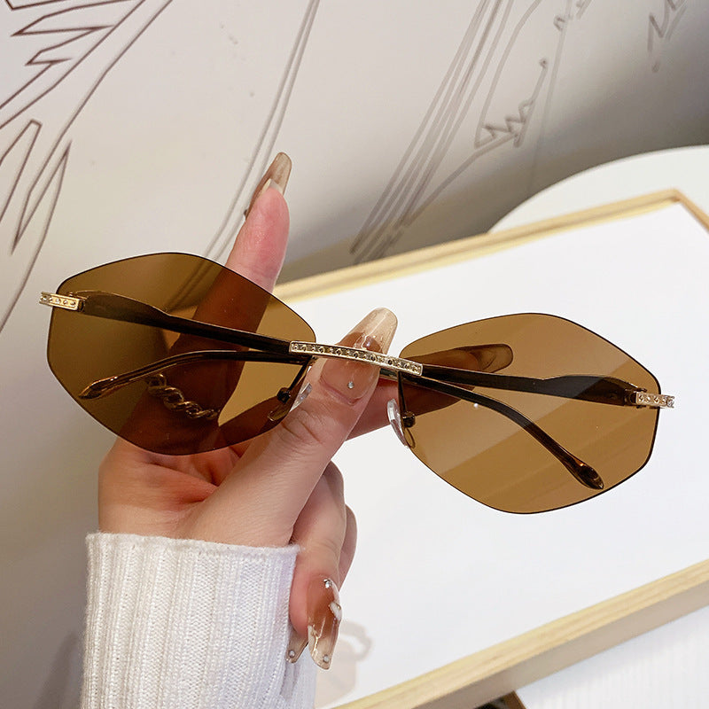 Damen extravagante Sonnenbrille mit funkelnden Akzenten Karnz