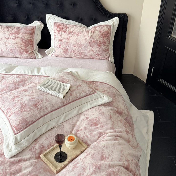Luxuriöses Samt-Bettwäsche-Set mit floraler Struktur und gesteppter Kante