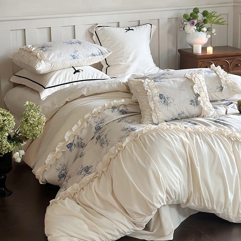 Bettwäsche-Garnitur im Vintage-Floralmotiv mit gerafftem Volant und Schleifen-Kissenhülle