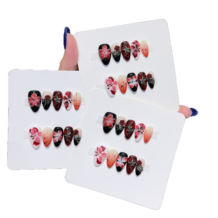 Kunstnagelset mit Floralen Motiven und Glitzerakzenten Karnz