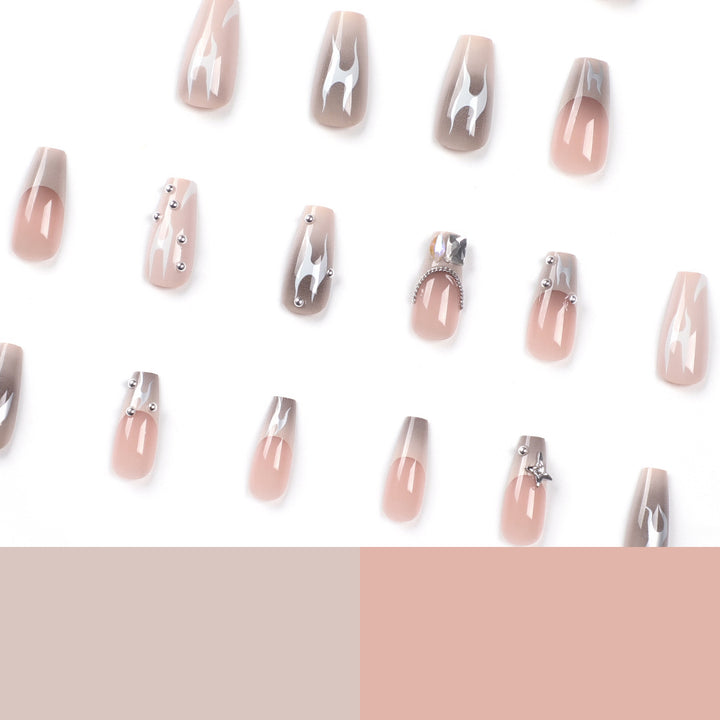 Kunstvolle Nagelverlängerungen mit trendigem Glanz- und Design Karnz