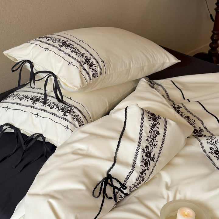 Luxuriös gesticktes Baumwoll-Bettbezug-Set mit Bolster und Kissenbezügen mit Bindeband