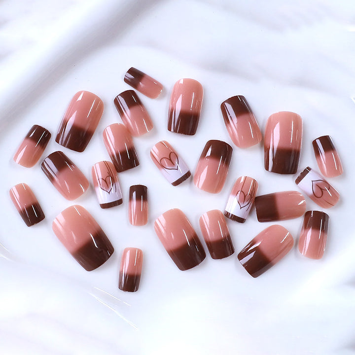 Künstlerisches Herz-verziertes Nageldesign Karnz