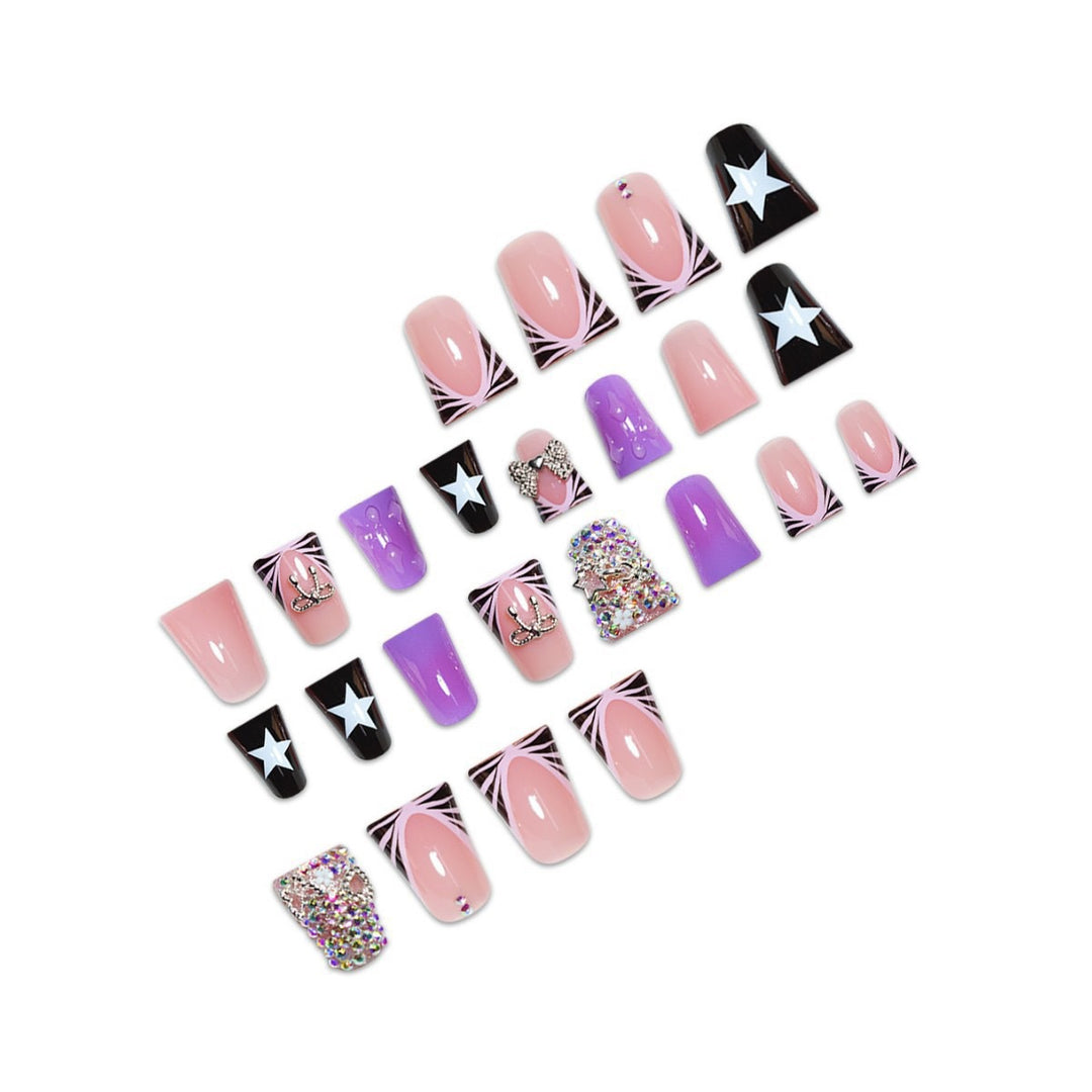 Glamouröse Nagelkunstverlängerungen mit Strassakzenten Karnz