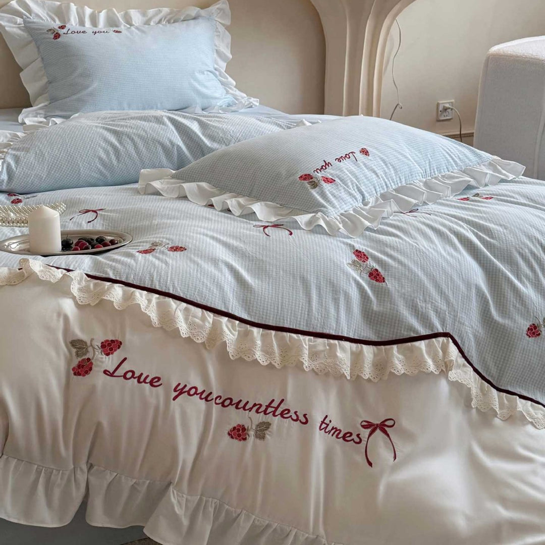 Rüschengesticktes Baumwoll-Bettbezugset mit romantischem Rosenmotiv und Spitzenkissenbezügen
