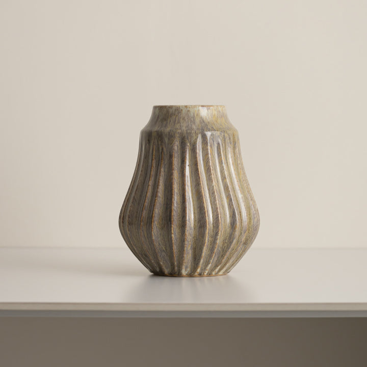 Dekorative gerippte Keramikvase