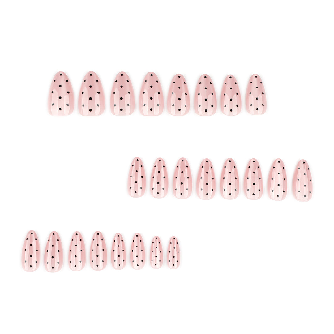 Elegante Nageldesigns mit Polka-Dot-Muster Karnz