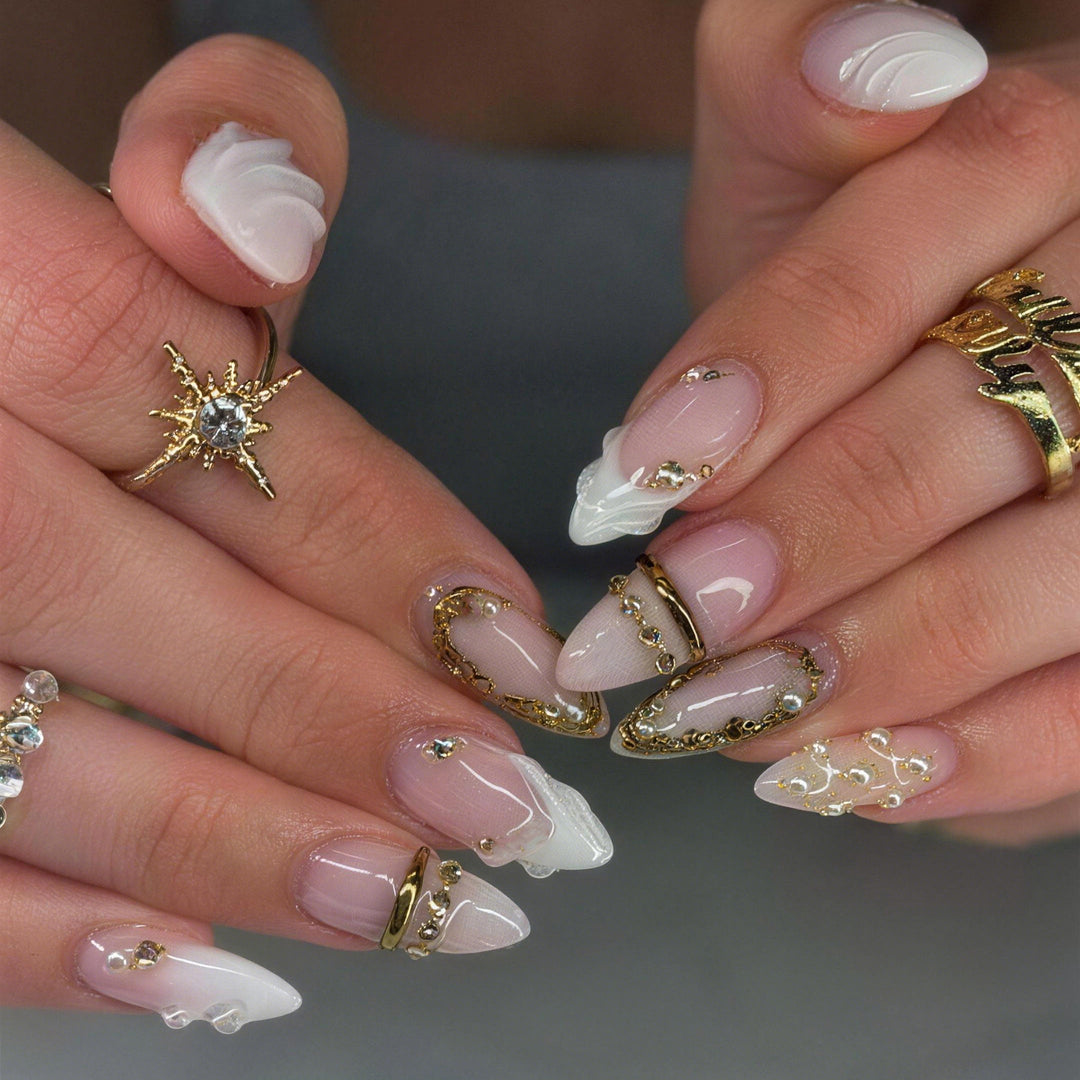 Luxuriöses Designer Press-On Nagelkunst-Set mit goldenen Akzenten