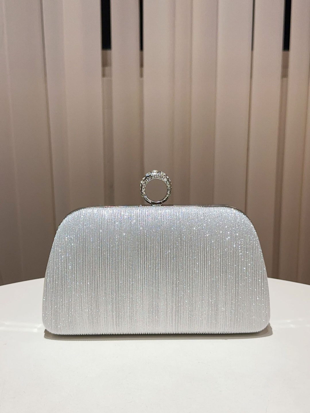 Dekorative Abend-Clutch mit Kettengriff
