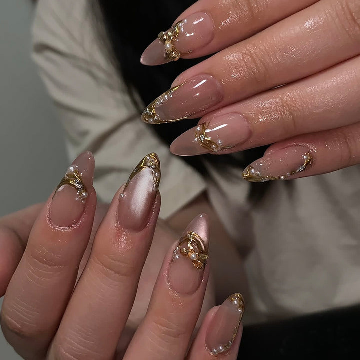 Glamouröse Nagelkunst mit Gold-Akzenten Karnz