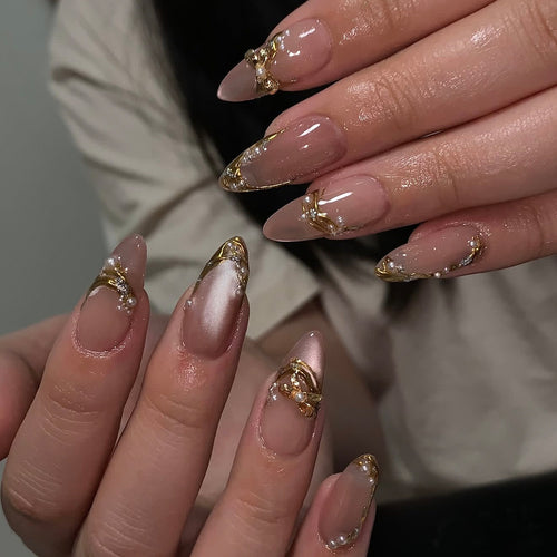 Glamouröse Nagelkunst mit Gold-Akzenten Karnz