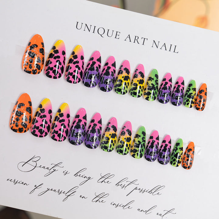 Kreative Stiletto Press-On Nägel mit Tierdruckdesign