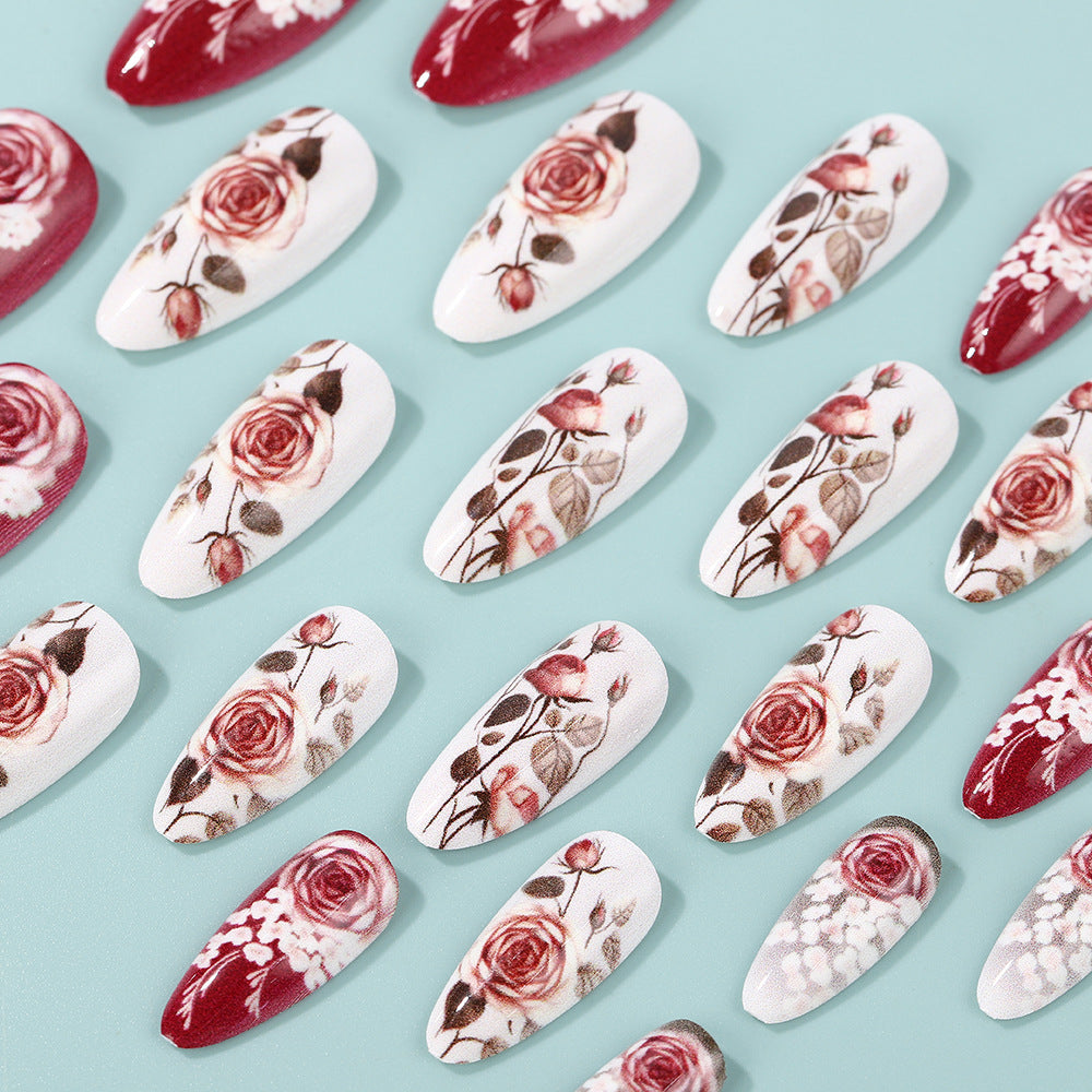 Kunstnägel im eleganten Rosen-Design Karnz