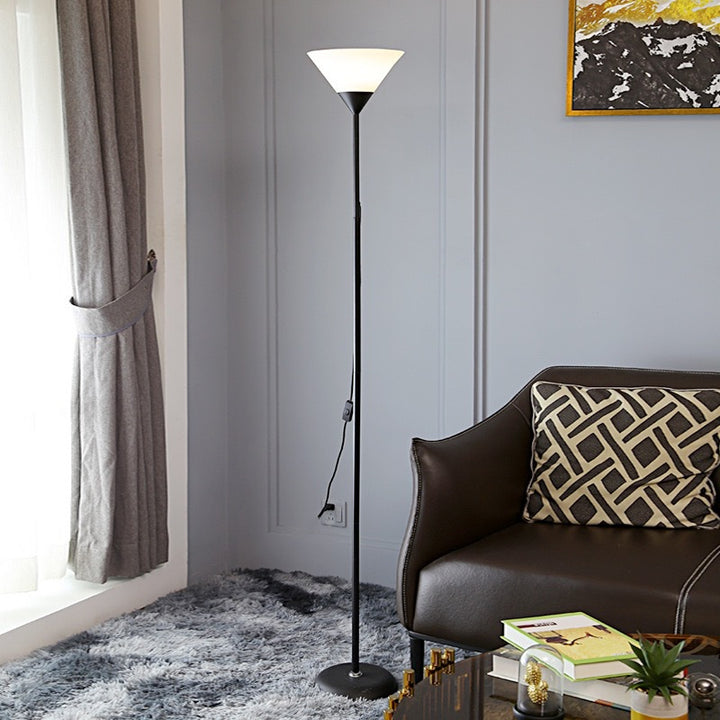 Multifunktionale Stehlampe mit verstellbarem Leselicht