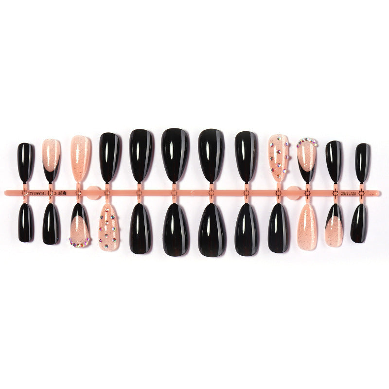 Kreatives Kunstnagelset mit verschiedenen aufregenden Designs Karnz