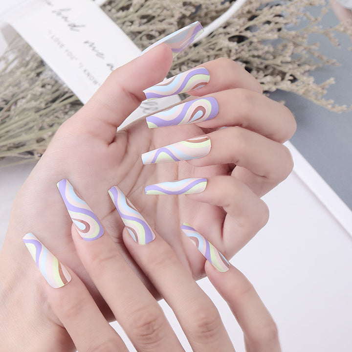 Künstlerisches Lang Press-On Nagelset mit buntem Wellenmuster Karnz