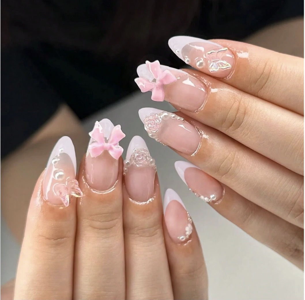 Kunstnagelset mit romantischen Blüten- und Glitzerakzenten Karnz