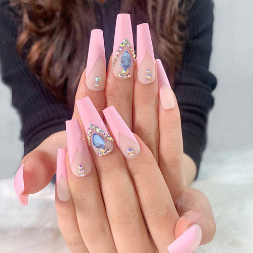 Kunstvolle Glitzer-Nagelverlängerungen mit Aqua-Akzenten Karnz